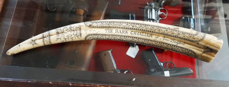 Scrimshaw. Dente inciso e dipinto. Arte Marinara. Sec. XX. -1-