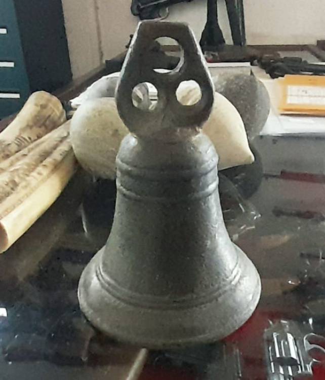 Campana in Bronzo con Maniglia a 3 Fori. Sec. XVII.