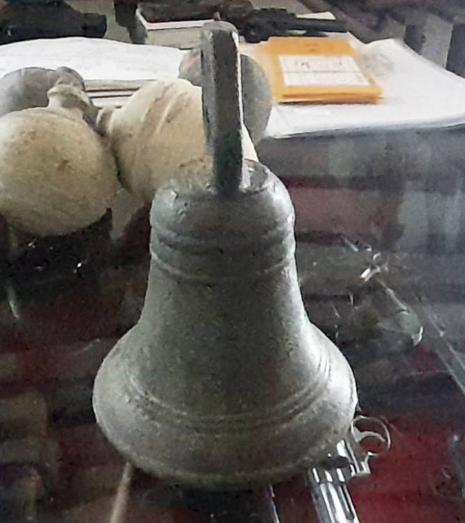 Campana in Bronzo con Maniglia a 3 Fori. Sec. XVII.