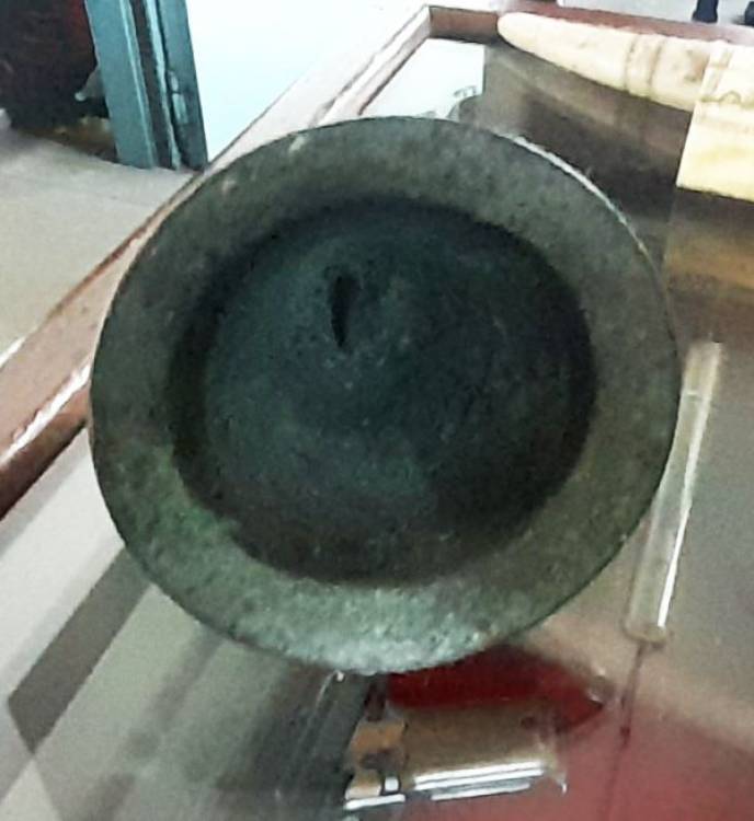 Campana in Bronzo con Maniglia a 3 Fori. Sec. XVII.
