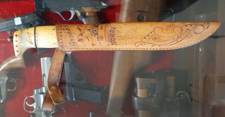 COLTELLO TRADIZIONALE ‘INUIT’ con FODERO.