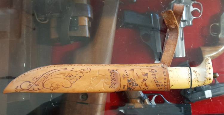 COLTELLO TRADIZIONALE ‘INUIT’ con FODERO.