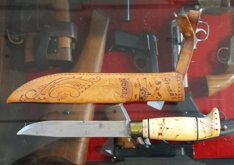 COLTELLO TRADIZIONALE ‘INUIT’ con FODERO.
