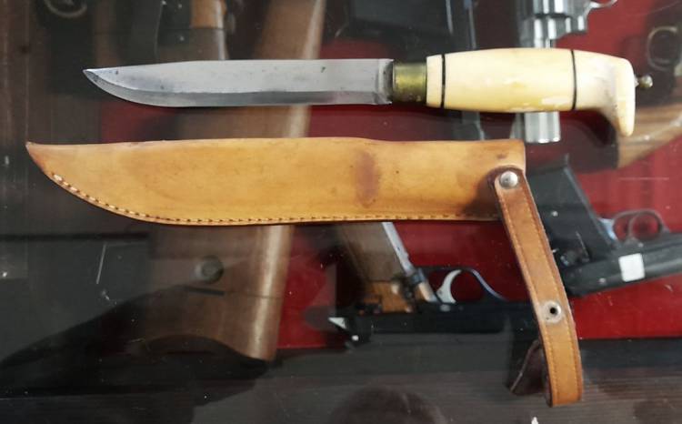 COLTELLO TRADIZIONALE ‘INUIT’ con FODERO.