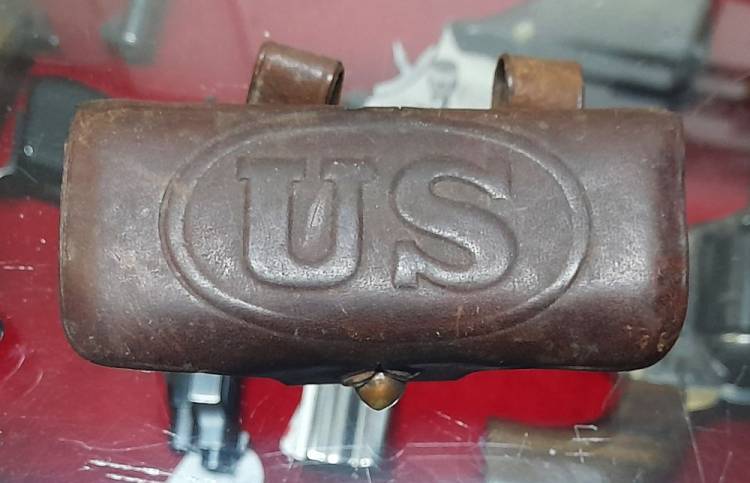 US GIBERNA IN CUOIO PER REVOLVER M.1910 Cal. 38 SW. MARCATA ‘US’ A RILIEVO.