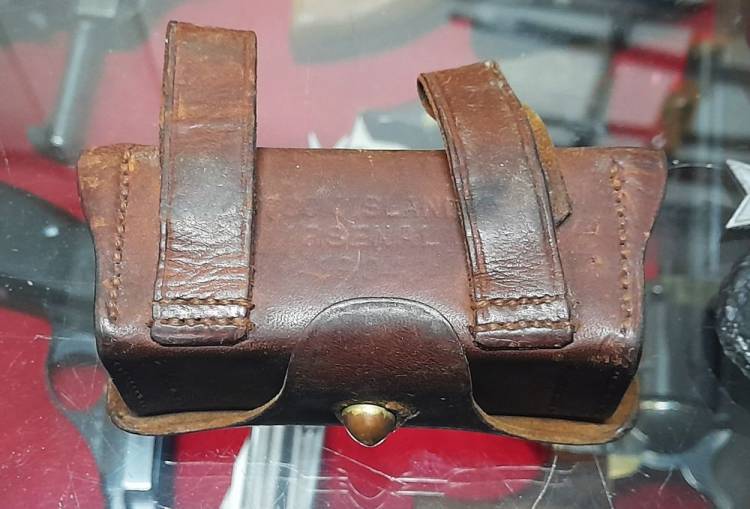 US GIBERNA IN CUOIO PER REVOLVER M.1910 Cal. 38 SW. MARCATA ‘US’ A RILIEVO.