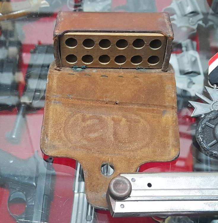 US GIBERNA IN CUOIO PER REVOLVER M.1910 Cal. 38 SW. MARCATA ‘US’ A RILIEVO.
