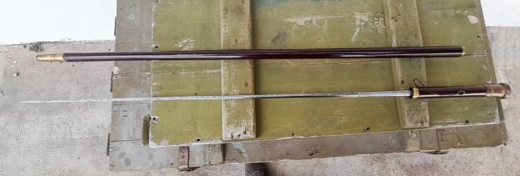 ELEGANTE BASTONE ANIMATO CON FORNIMENTI IN OTTONE. SEC. XVIII/XIXX.