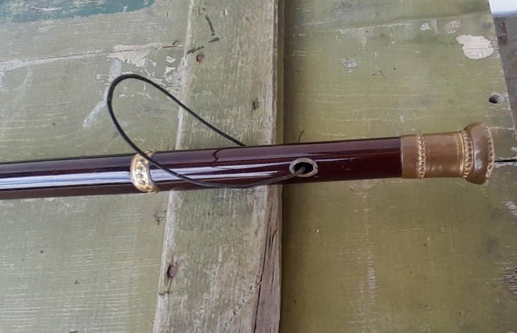 ELEGANTE BASTONE ANIMATO CON FORNIMENTI IN OTTONE. SEC. XVIII/XIXX.