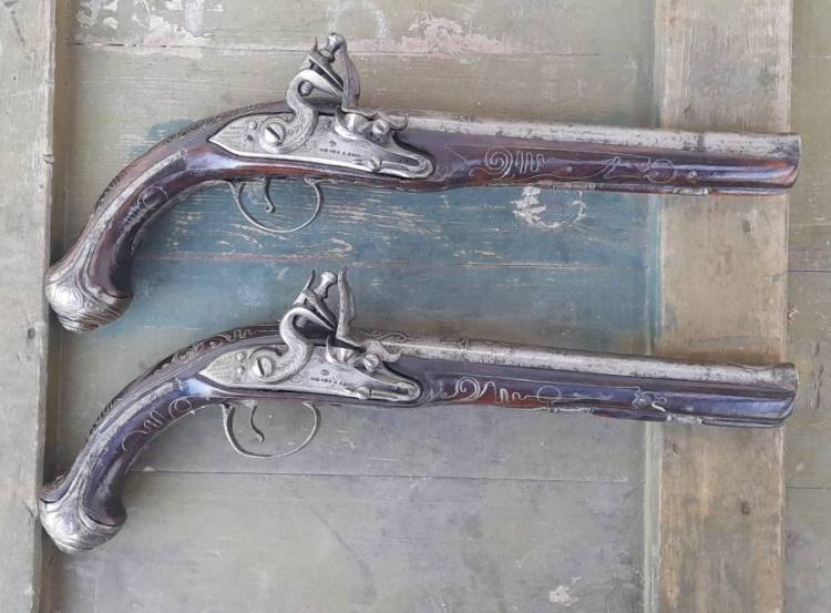 COPPIA PISTOLE A PIETRA AGEMINATE, BATTERIE FIRMATE. Sec. XVIII-XIX.