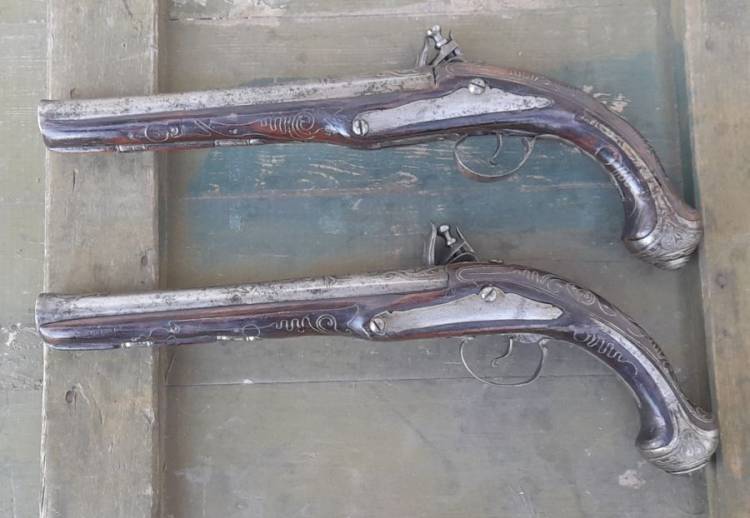 COPPIA PISTOLE A PIETRA AGEMINATE, BATTERIE FIRMATE. Sec. XVIII-XIX.