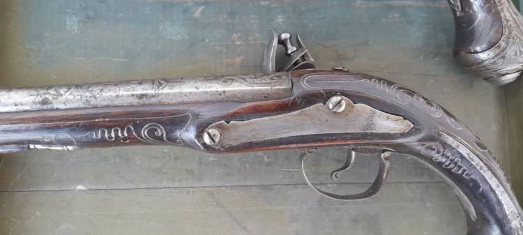 COPPIA PISTOLE A PIETRA AGEMINATE, BATTERIE FIRMATE. Sec. XVIII-XIX.