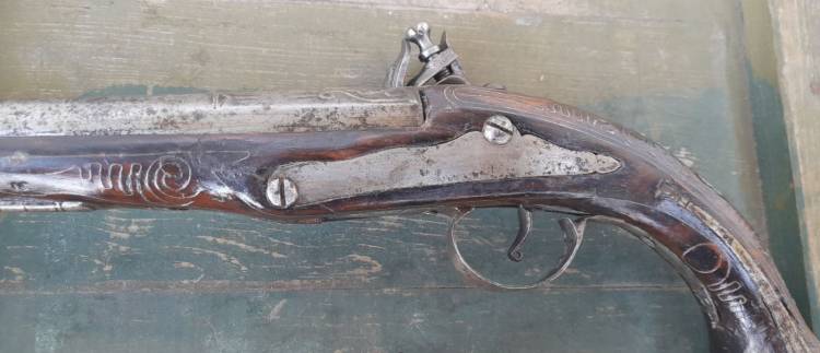 COPPIA PISTOLE A PIETRA AGEMINATE, BATTERIE FIRMATE. Sec. XVIII-XIX.