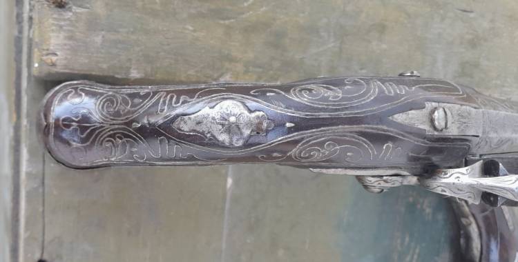 COPPIA PISTOLE A PIETRA AGEMINATE, BATTERIE FIRMATE. Sec. XVIII-XIX.