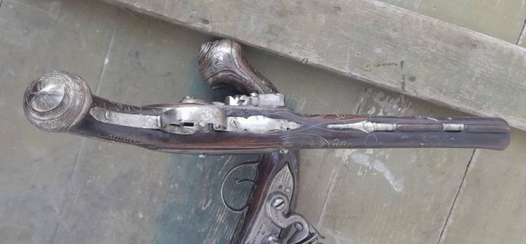 COPPIA PISTOLE A PIETRA AGEMINATE, BATTERIE FIRMATE. Sec. XVIII-XIX.