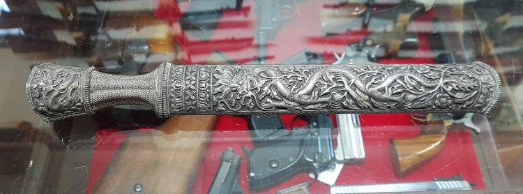 COLTELLO TIBETANO IN LAMINA D’ARGENTO, SBALZATO. SEC. XVIII.