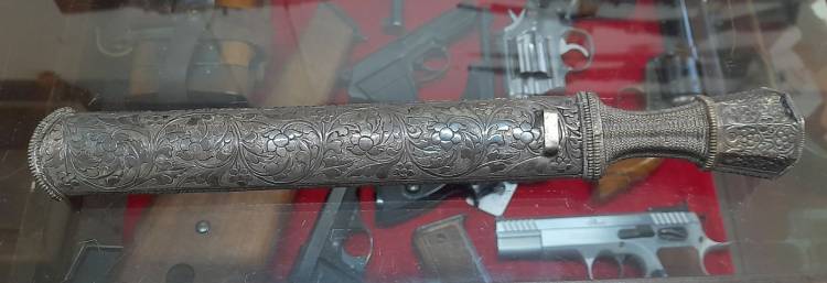COLTELLO TIBETANO IN LAMINA D’ARGENTO, SBALZATO. SEC. XVIII.