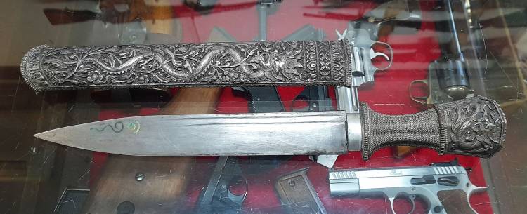 COLTELLO TIBETANO IN LAMINA D’ARGENTO, SBALZATO. SEC. XVIII.