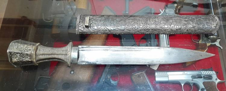 COLTELLO TIBETANO IN LAMINA D’ARGENTO, SBALZATO. SEC. XVIII.