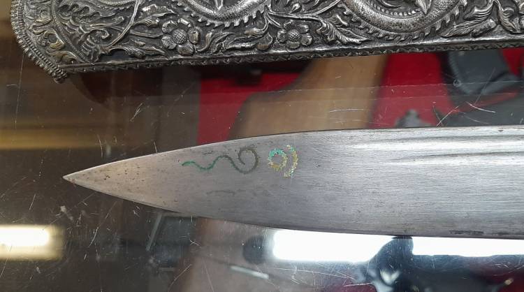 COLTELLO TIBETANO IN LAMINA D’ARGENTO, SBALZATO. SEC. XVIII.