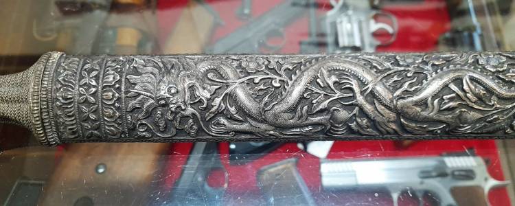 COLTELLO TIBETANO IN LAMINA D’ARGENTO, SBALZATO. SEC. XVIII.