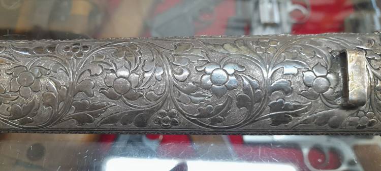 COLTELLO TIBETANO IN LAMINA D’ARGENTO, SBALZATO. SEC. XVIII.