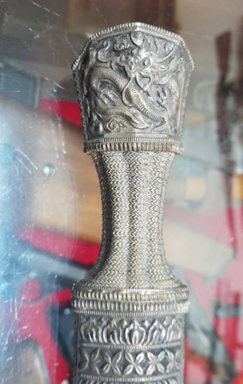 COLTELLO TIBETANO IN LAMINA D’ARGENTO, SBALZATO. SEC. XVIII.