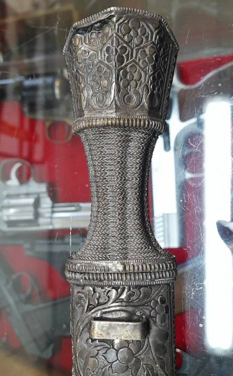 COLTELLO TIBETANO IN LAMINA D’ARGENTO, SBALZATO. SEC. XVIII.