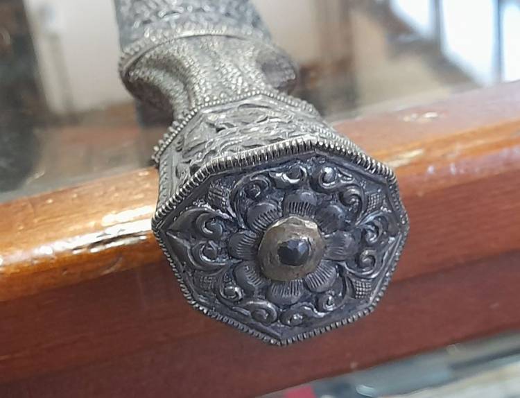 COLTELLO TIBETANO IN LAMINA D’ARGENTO, SBALZATO. SEC. XVIII.