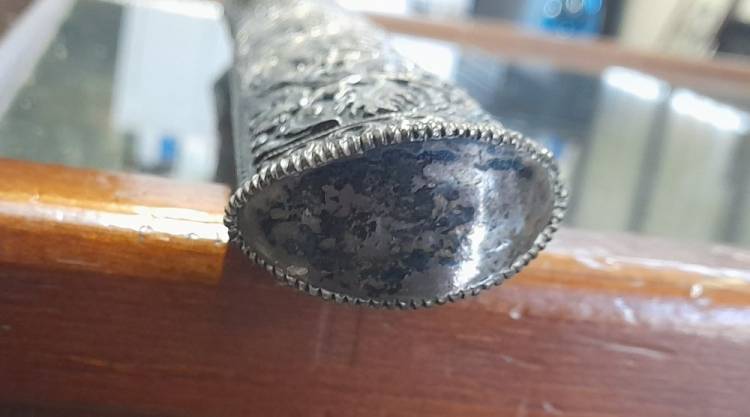 COLTELLO TIBETANO IN LAMINA D’ARGENTO, SBALZATO. SEC. XVIII.
