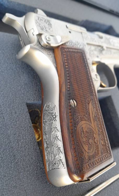 PISTOLA BROWNING HP.35 RENAISSANCE INCISA Cal. 9x21.