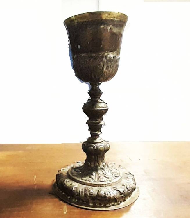 CALICE Ottone argentato con motivi floreali a sbalzo. Italia sett. ca. 1790.