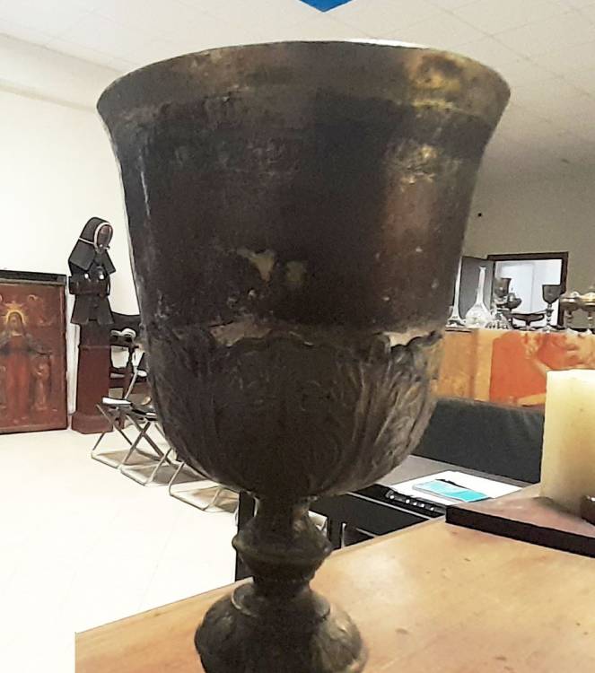 CALICE Ottone argentato con motivi floreali a sbalzo. Italia sett. ca. 1790.