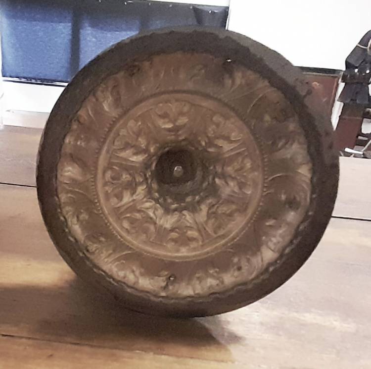 CALICE Ottone argentato con motivi floreali a sbalzo. Italia sett. ca. 1790.