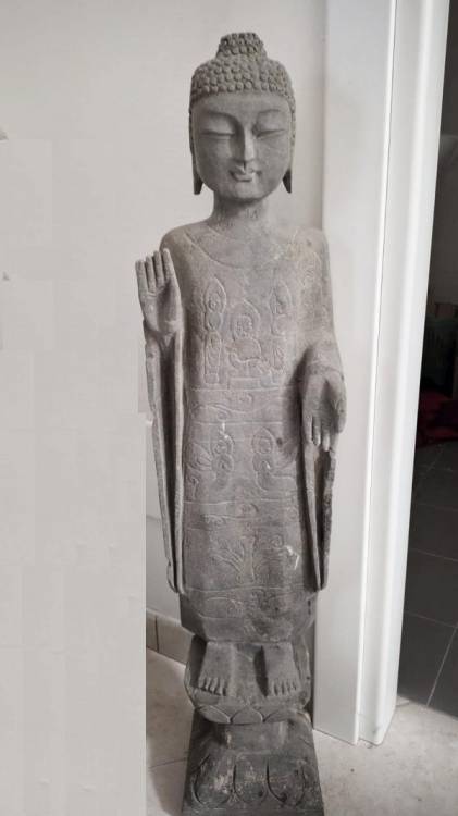 STAUA ‘Amida Buddha’ benedicente in Pietra. Thailandia, Sec.XIX. cm. 103.