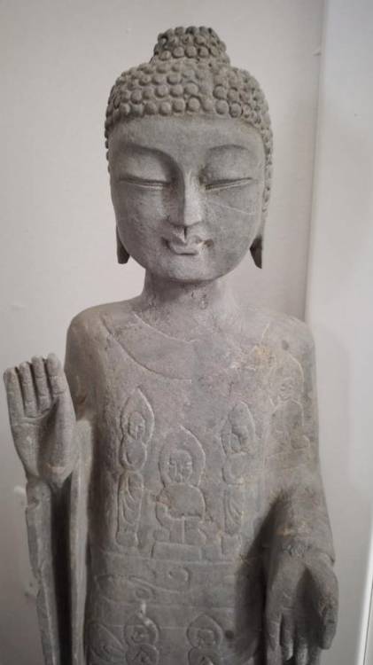 STAUA ‘Amida Buddha’ benedicente in Pietra. Thailandia, Sec.XIX. cm. 103.