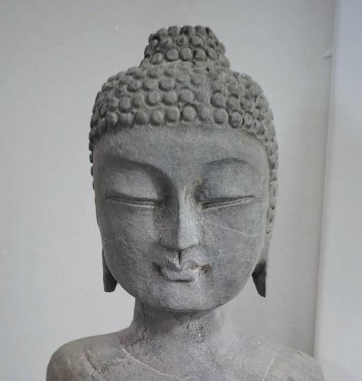 STAUA ‘Amida Buddha’ benedicente in Pietra. Thailandia, Sec.XIX. cm. 103.