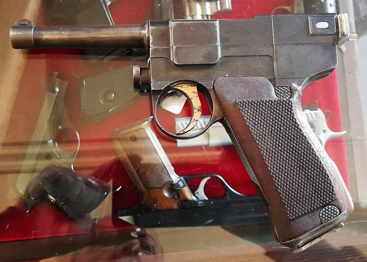 PISTOLA GLISENTI M.1910 (L-989). Cal. 9 Glisenti.