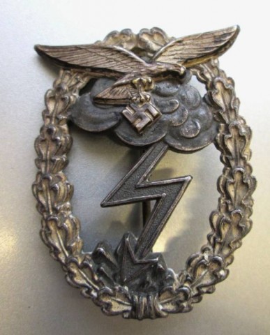 I - MILITARIA STORICA -  - DISTINTIVO LW  HG ASSALTI A TERRA  (2 PEZZI)