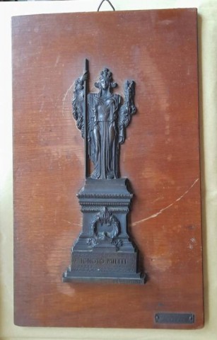 I - MILITARIA STORICA -  - TARGA  CON BASSORILIEVO DELLA DEA ROMA  SULL�ALTARE DEL MILITE IGNOTO.