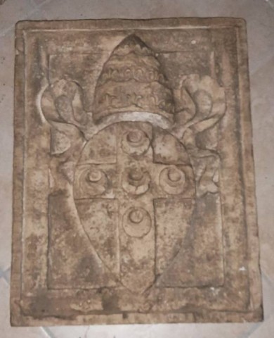 A - ANTIQUARIATO -  - Stemma in Pietra con  Arma della Famiglia Piccolomini � Siena.  Sec. XVI.	