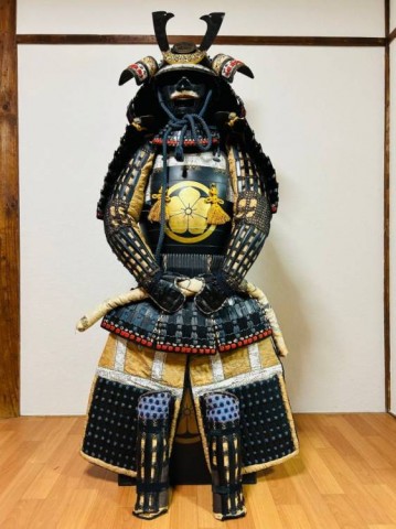  -  - 044    YOROI con Mon di famiglia.   Primo Periodo Showa.