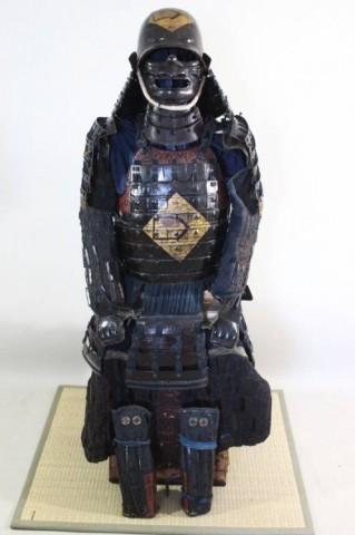  -  - 050    YOROI Yokohagi dou con mon di famiglia.  Periodo Edo (ca. 1750).