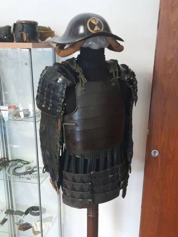 C - ARMI ANTICHE -  - 048    YOROI  Archibugiere  - Jingasa con Mon di famiglia.  Periodo Edo (Sec. XVIII)