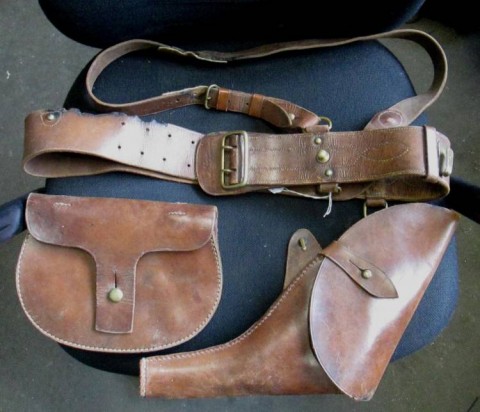 I - MILITARIA STORICA -  - GB  CINTURONE  UFF. 1915 + FONDINA + GIBERNA CUOIO.