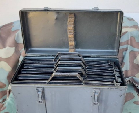 H - ACCESSORI -  - CASSA X CARICATORI   Flak 28  20 mm.  15/20 Colpi + 5 SERBATOI			1.800,00 