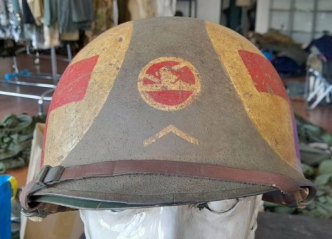 I - MILITARIA STORICA -  - US    ELMETTO M.1  GANCI MOBILI  II GM  �RED CROSS�.